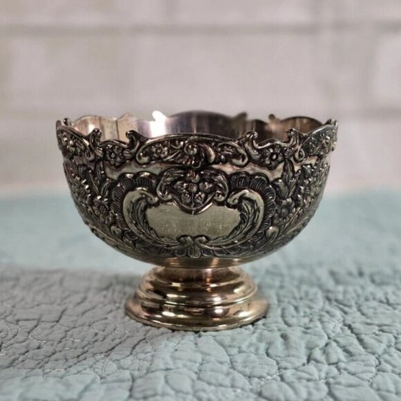 Beautiful F.B. Rogers Silverplate Floral Victorian Ornate Pedestal 5" Bowl - Picture 3 of 8
